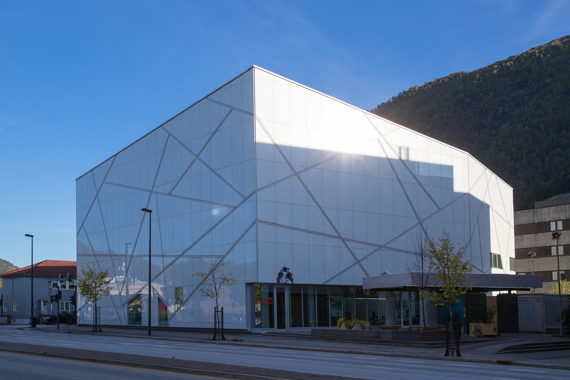 Kunstmuseet i Førde med refleks av sola.