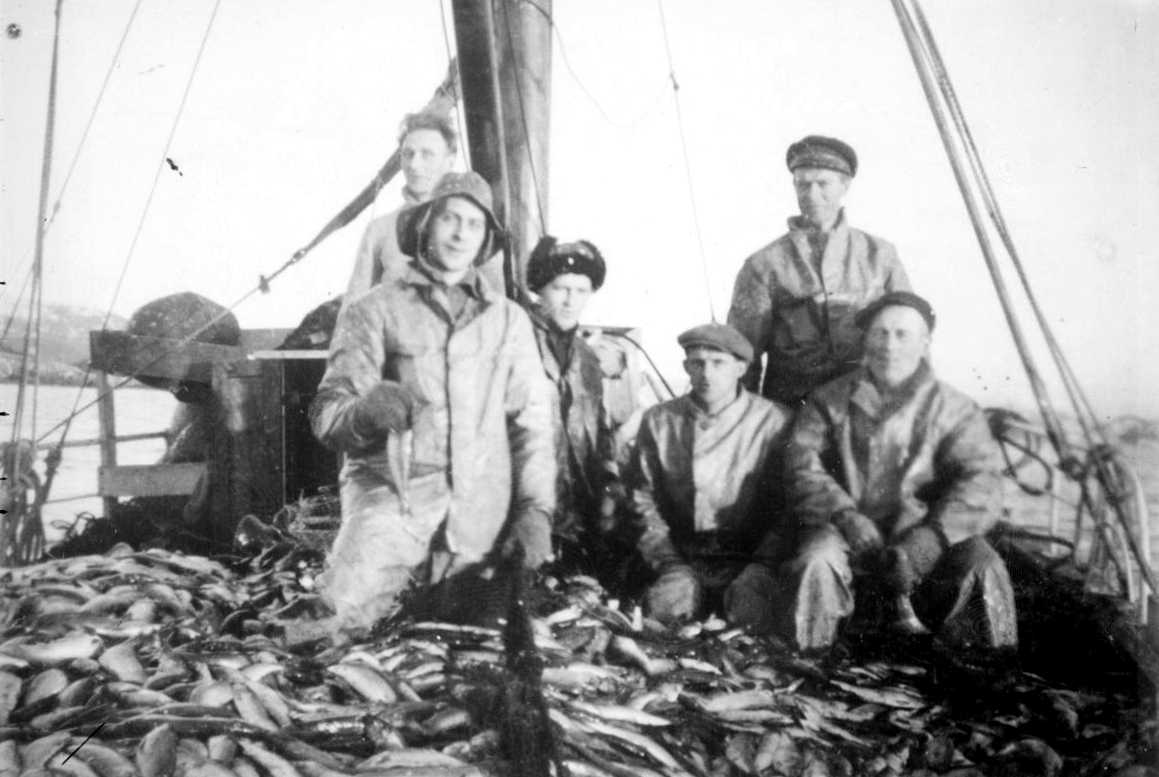 6 menn i ei fiskeskøyte med mykje fisk