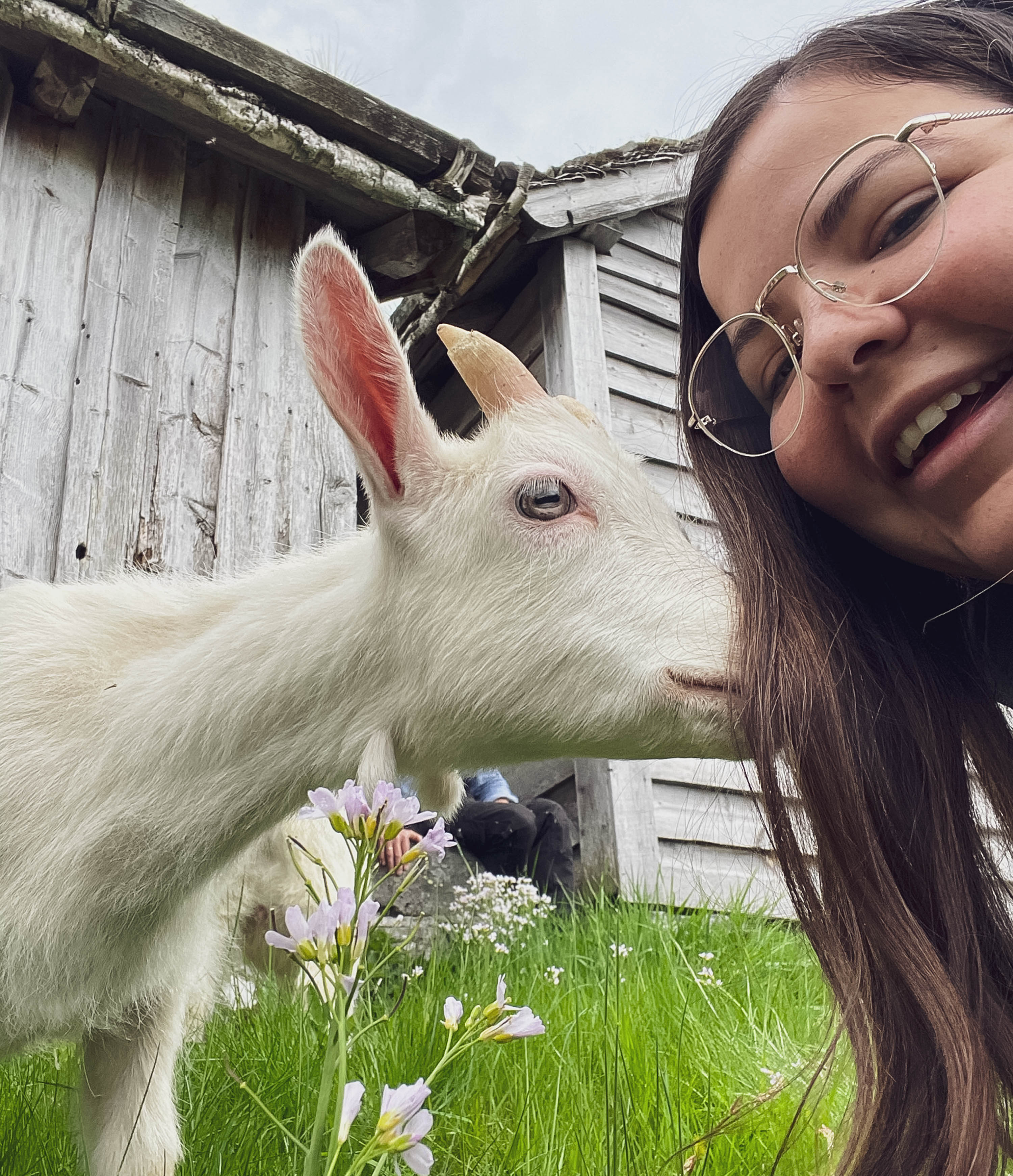 Kjeet Kvithild snusar i håret til Nadia