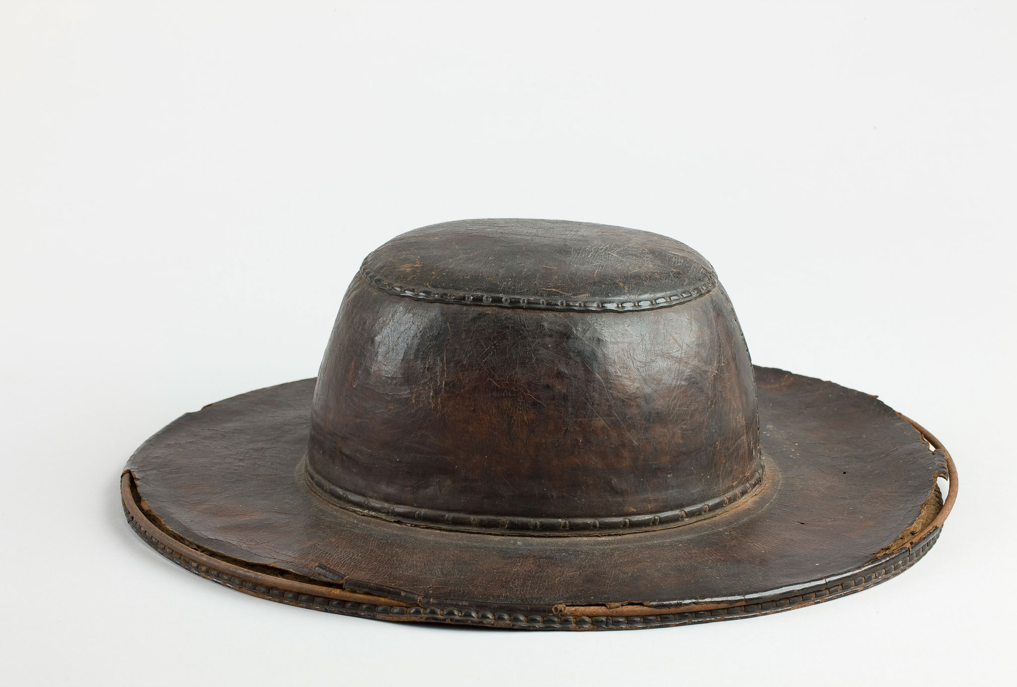 Rund hatt i skinn, produsert på 1800-talet.