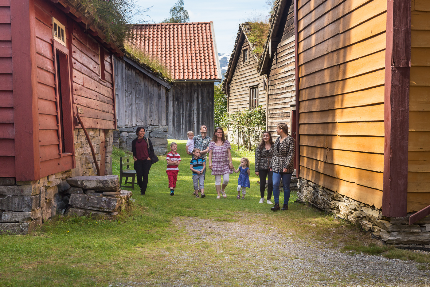 Folk på omvising på Nordfjord Folkemuseum