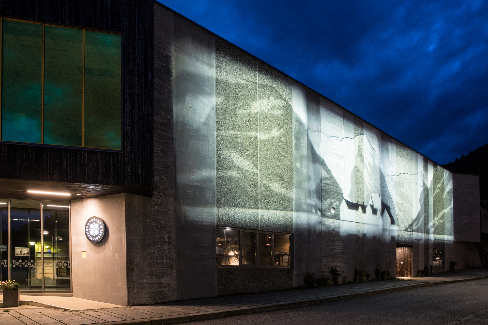 Fasaden til Norsk Reiselivsmuseum under nattehimmelen.