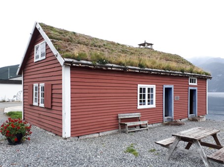 sogn-fjordmuseum/Glavaerstova-sjenkestove-ved-fjorden.jpg