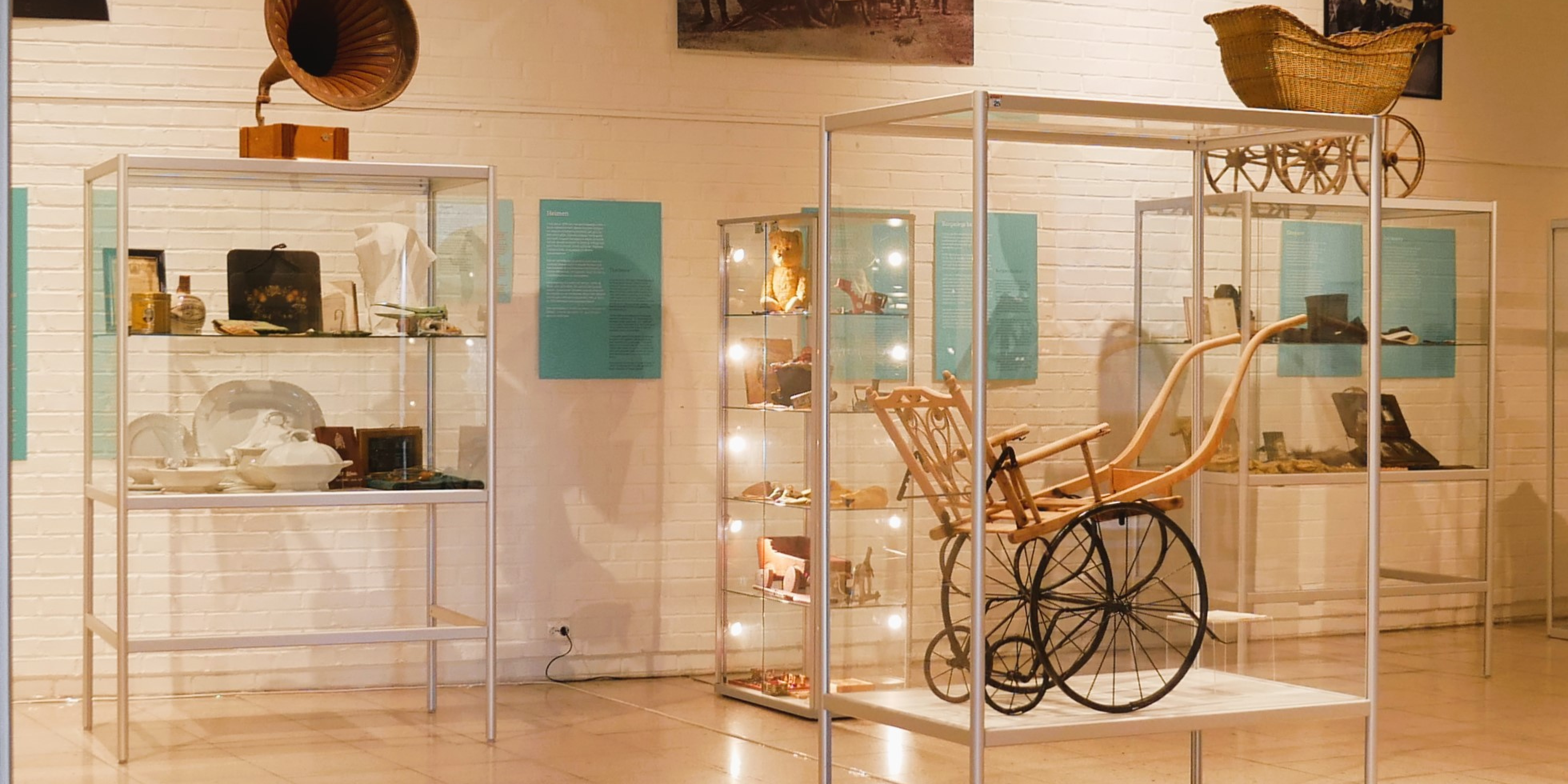 Et hvitt rom opplyst av lamper i taket. På utsiden av rommet er det grønne vegger, og en grønn plakat som står