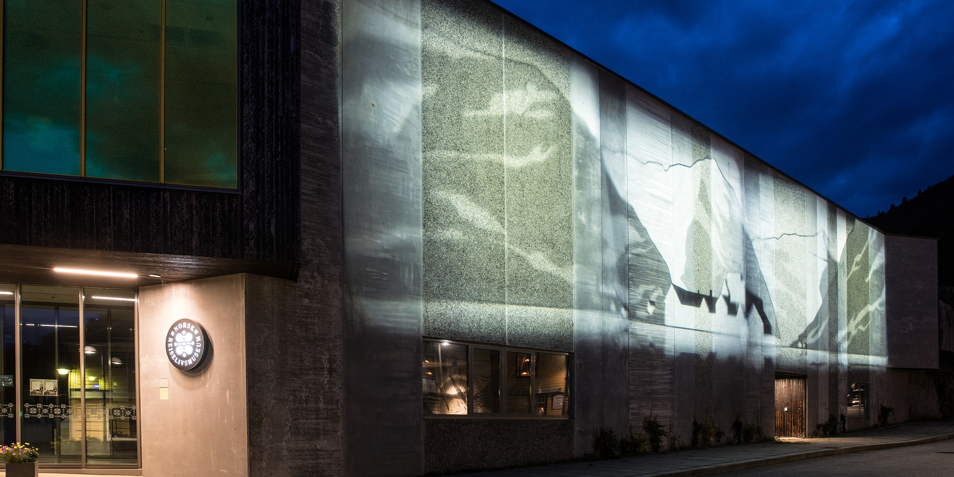 Fasaden til Norsk Reiselivsmuseum under nattehimmelen.