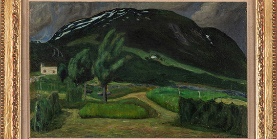 Mørkt landskap med fjell, skyer, vind, hus og hesje.