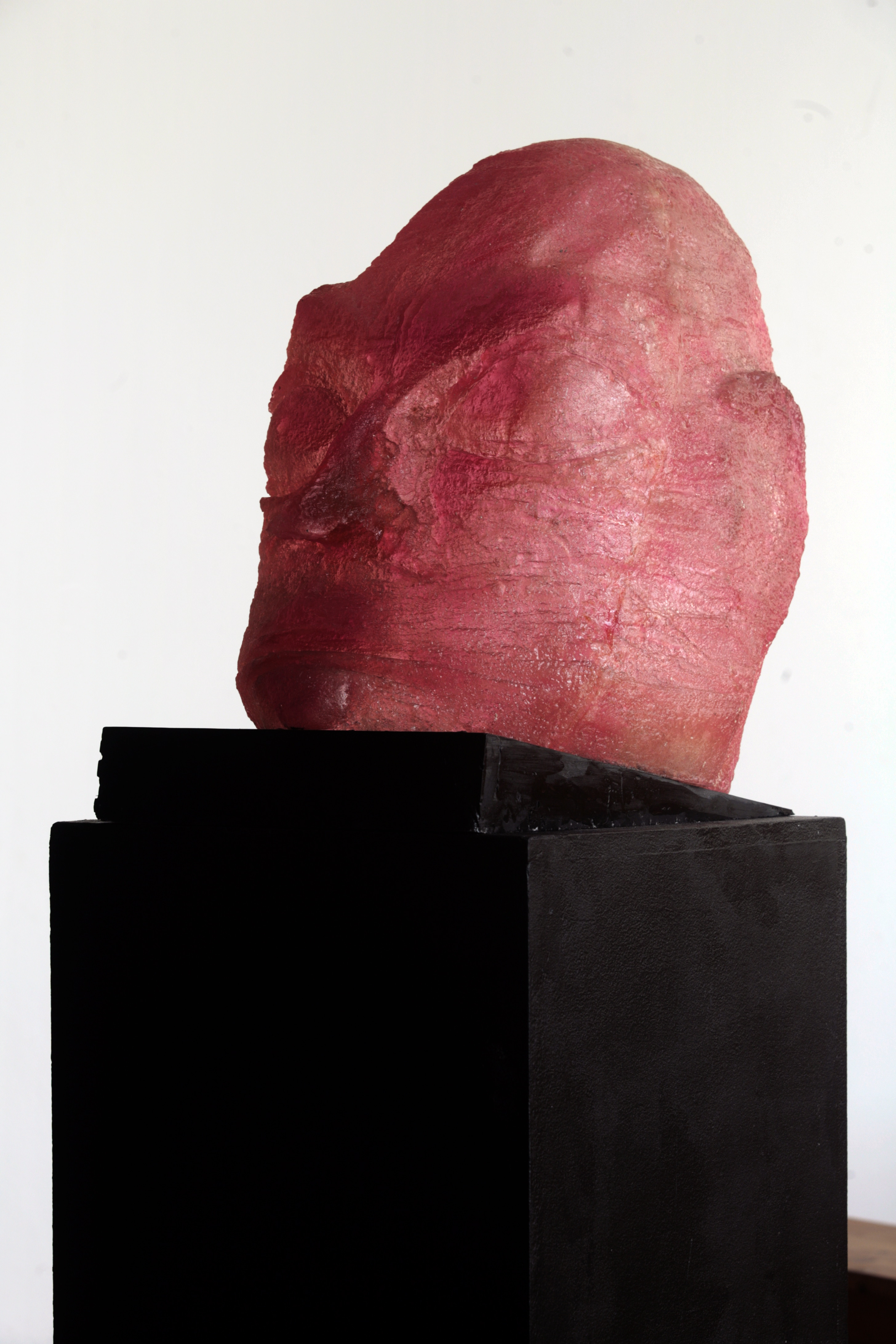 Rosa polyesterskulptur portretterer Haaken A. Christensen.