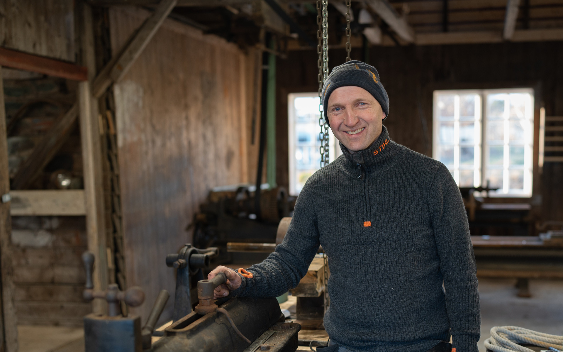 Smilande mann i mekanisk verkstad