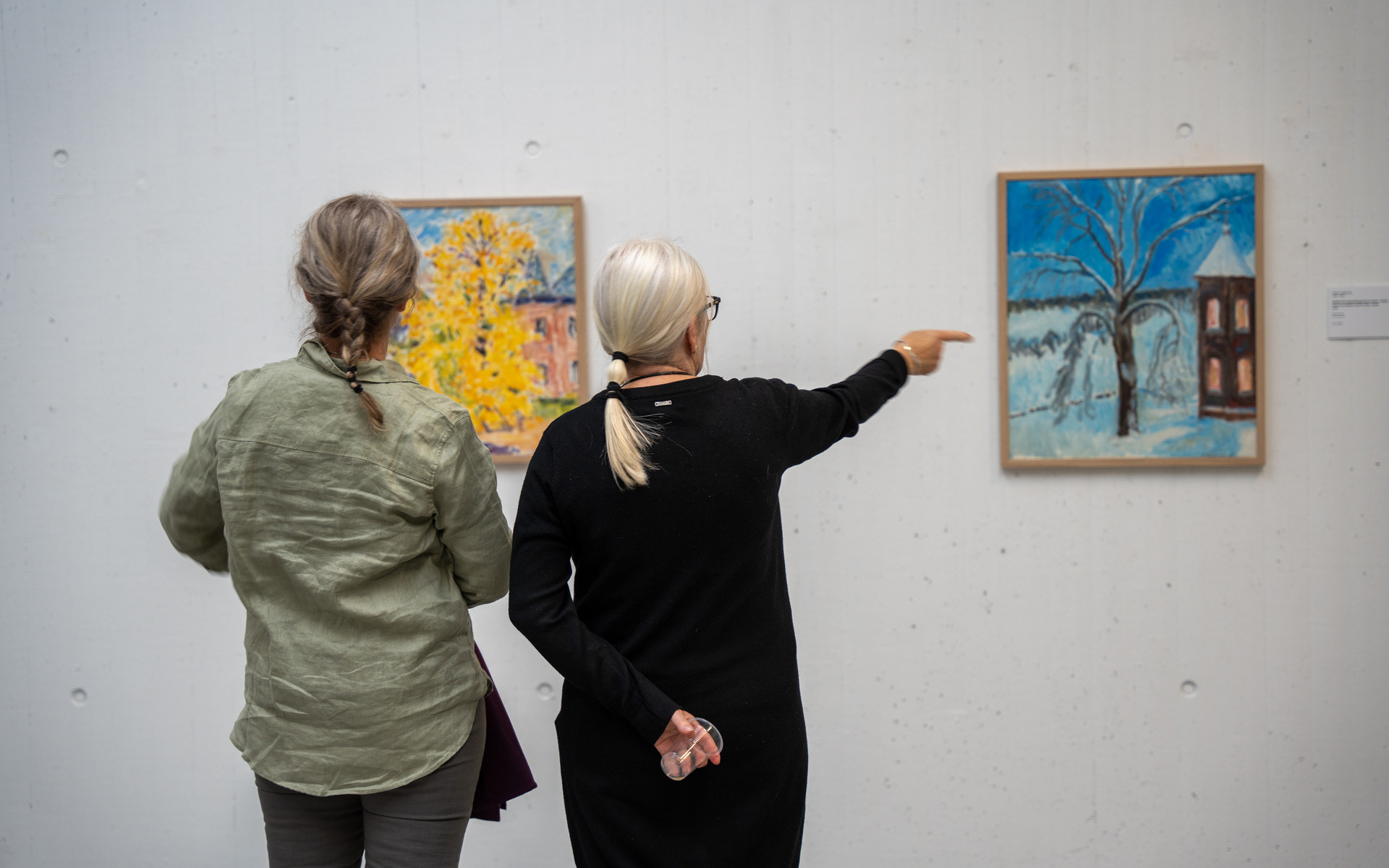 To kvinner ser på kunst