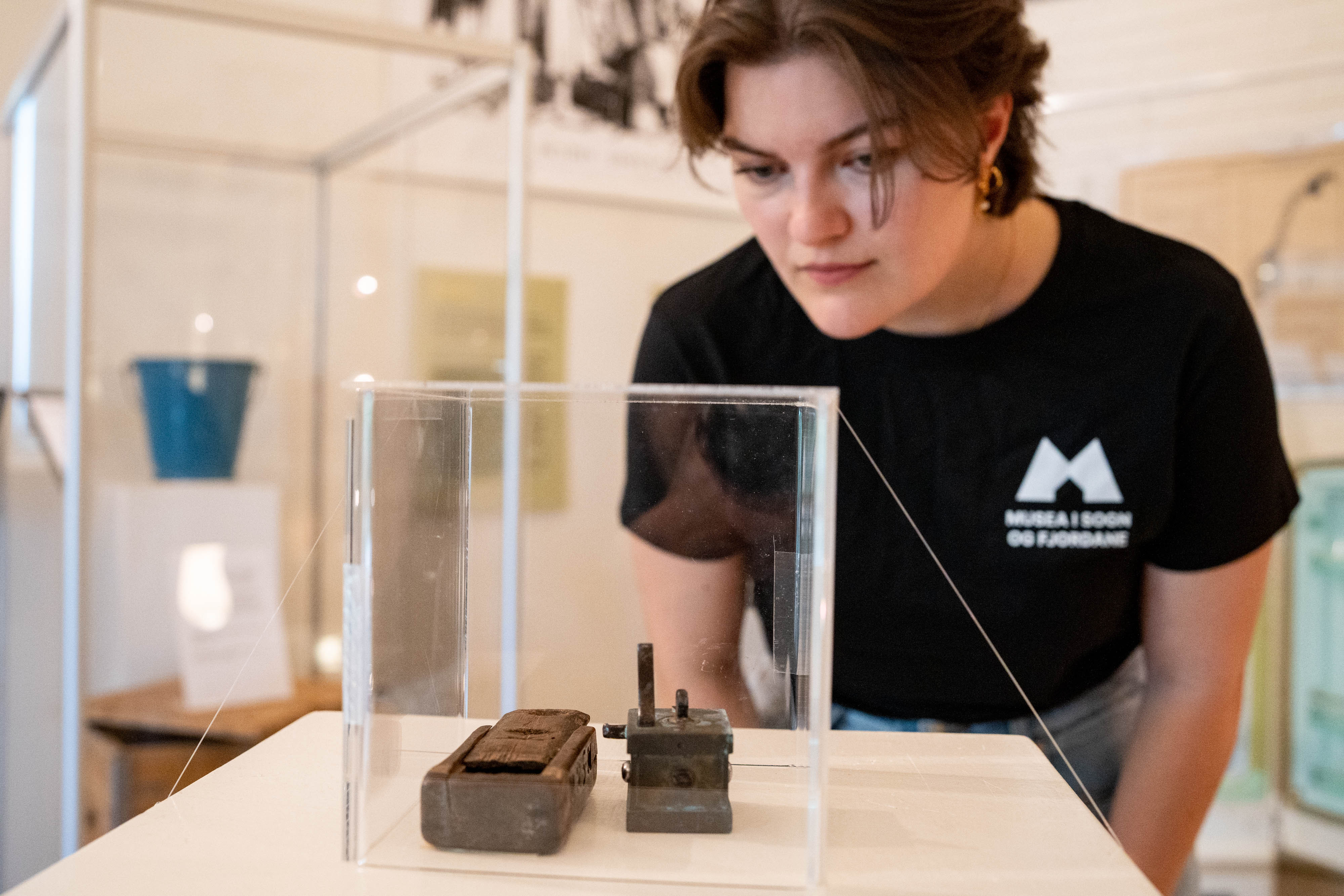 Museumspedagogen studerer verktøyet.