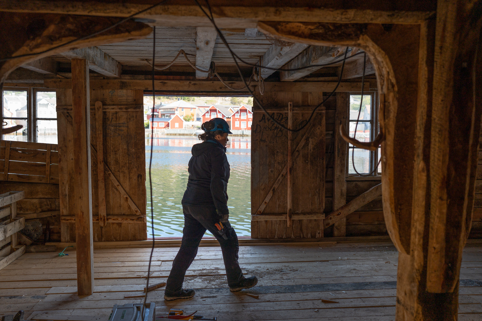 Frå innsida av bua, ut gjennom føra.