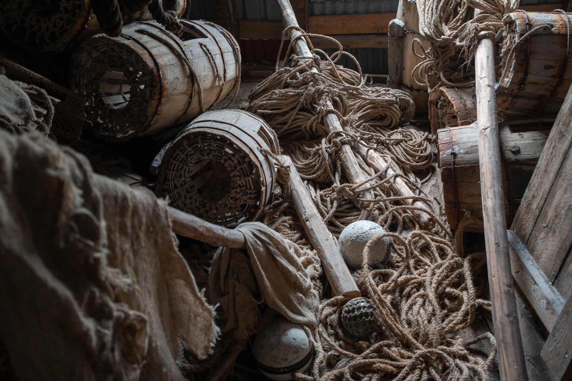 Buntar med tau, ruser og tønner.