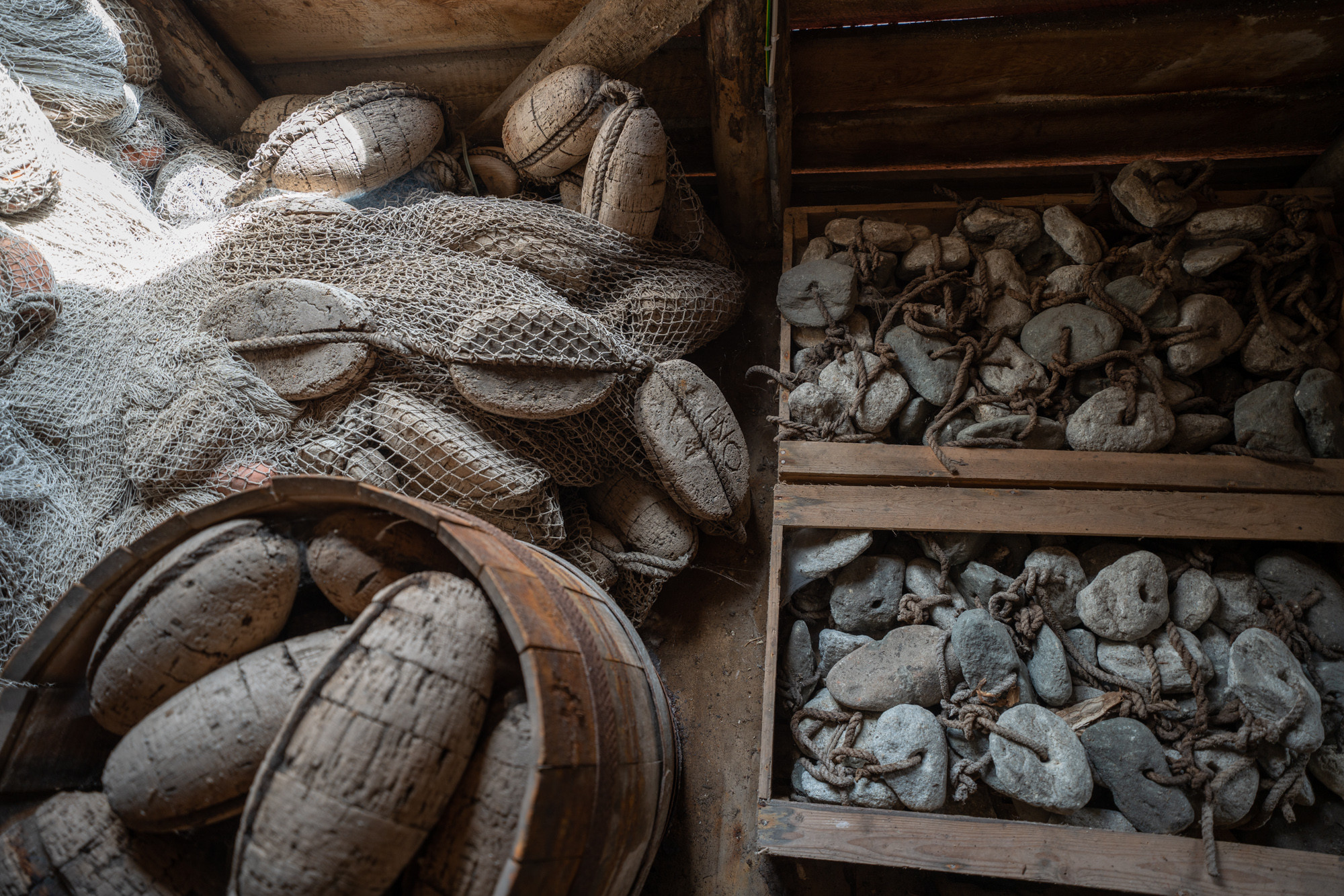 Ein haug med nøter og kassar med steinlodd.