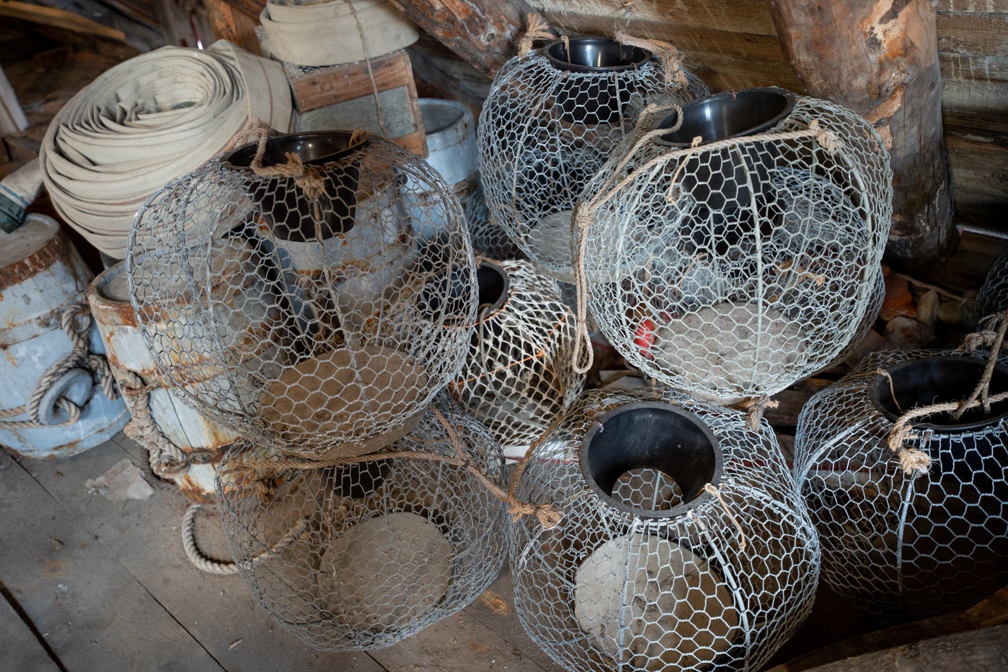 Teiner av hønsenetting og tønner.