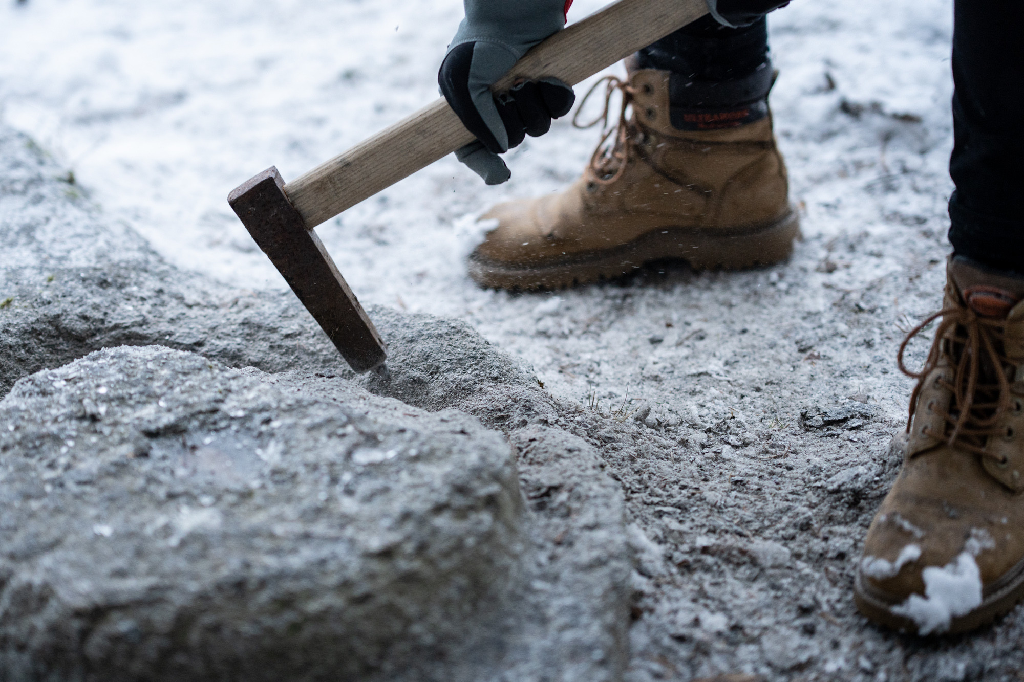 Steinhakke som høgg ut ein kvernstein.