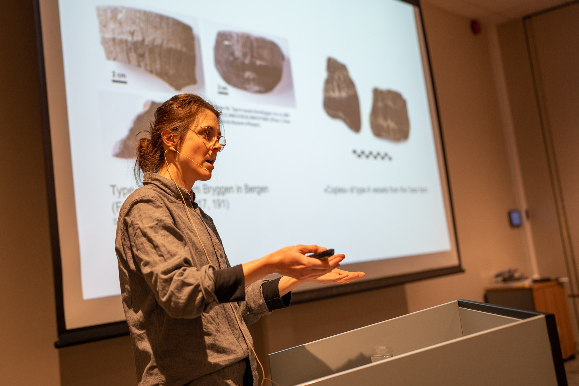 Kvinne held presentasjon med powerpoint.