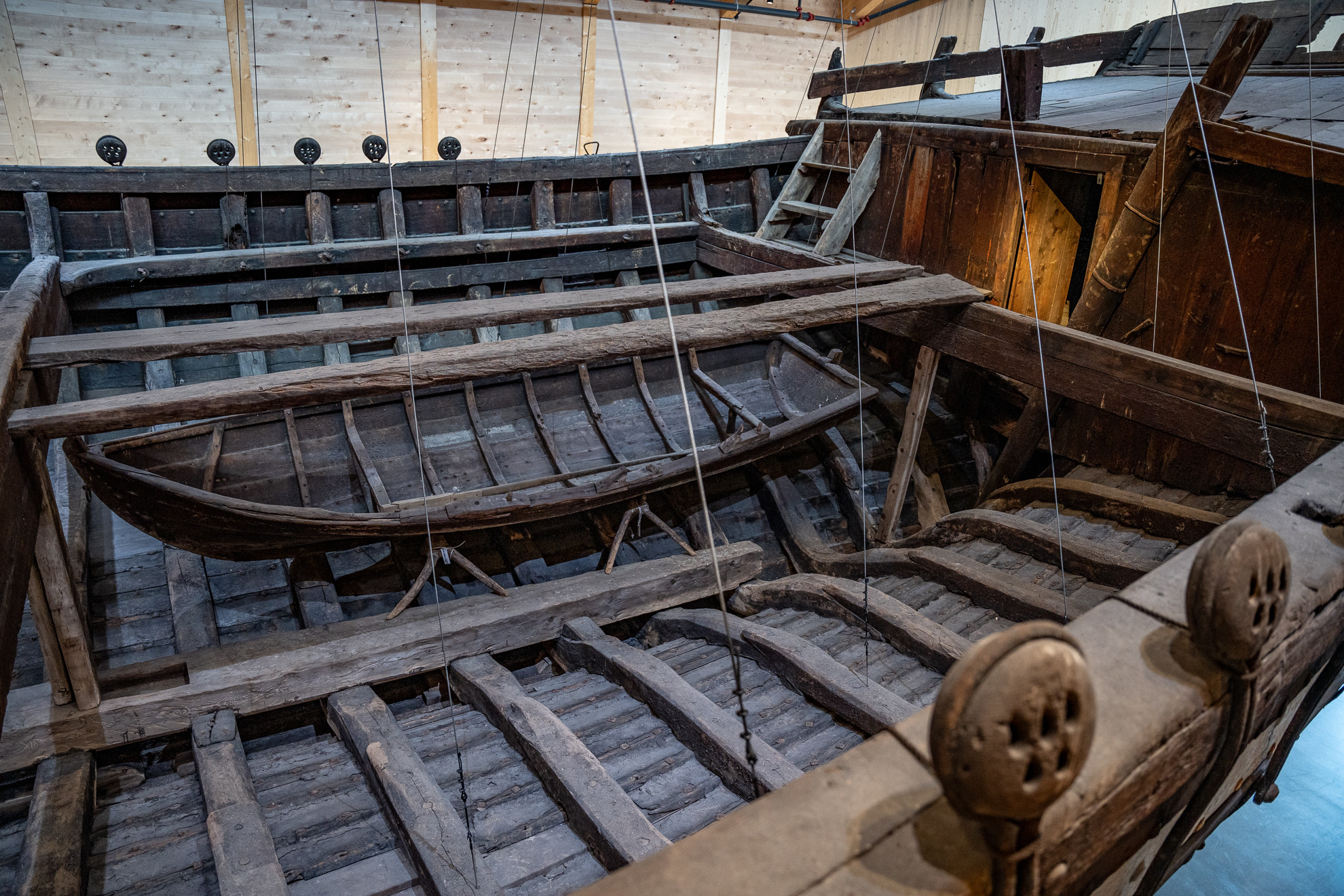 Vi ser ned i ei gamal skute. Her ser vi konstruksjonen.