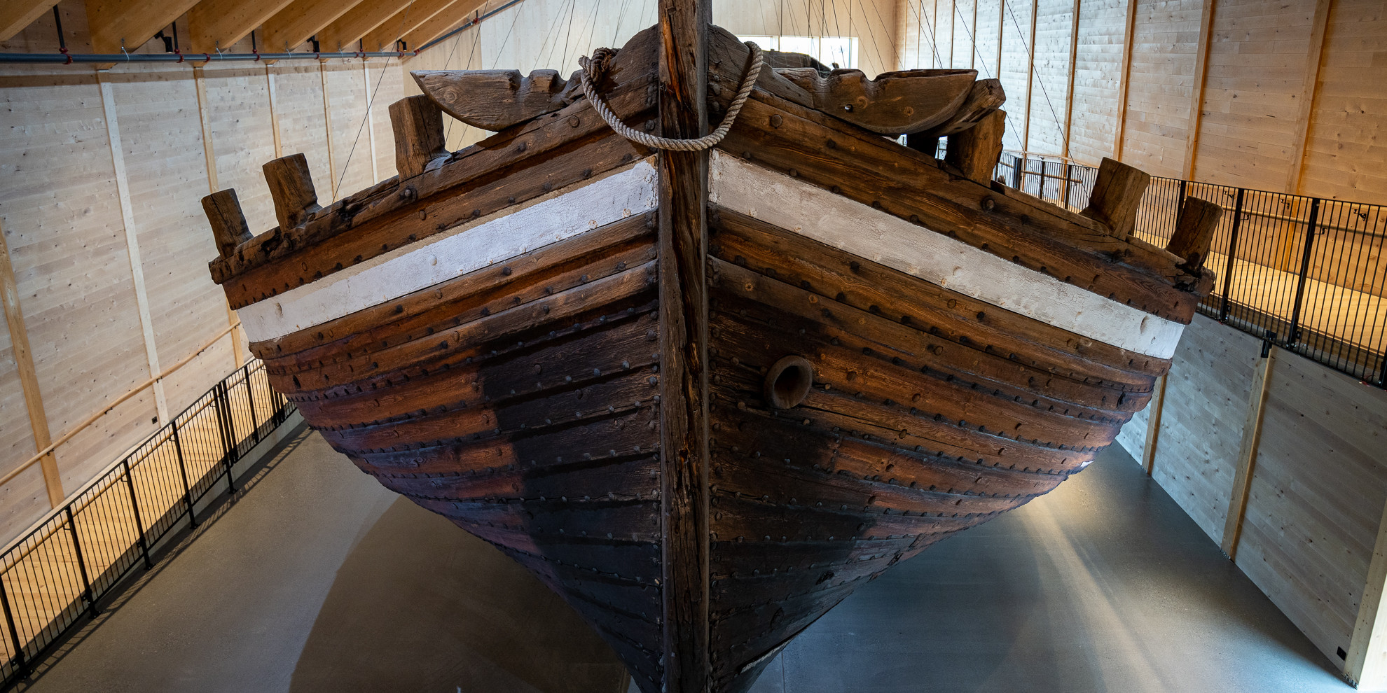 Gamal trebåt rett framanfrå.
