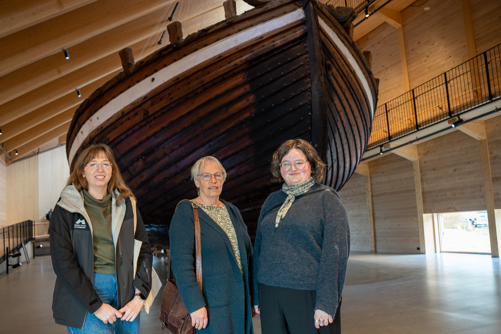 Tre kvinner framfor treskute.