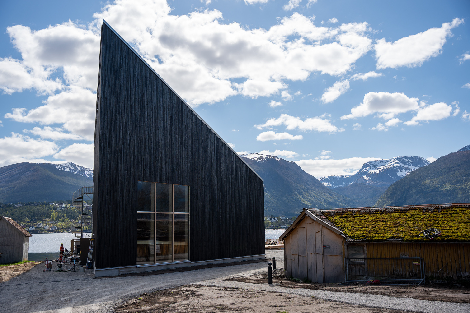 Spiss bygning i siluett mot himmelen.