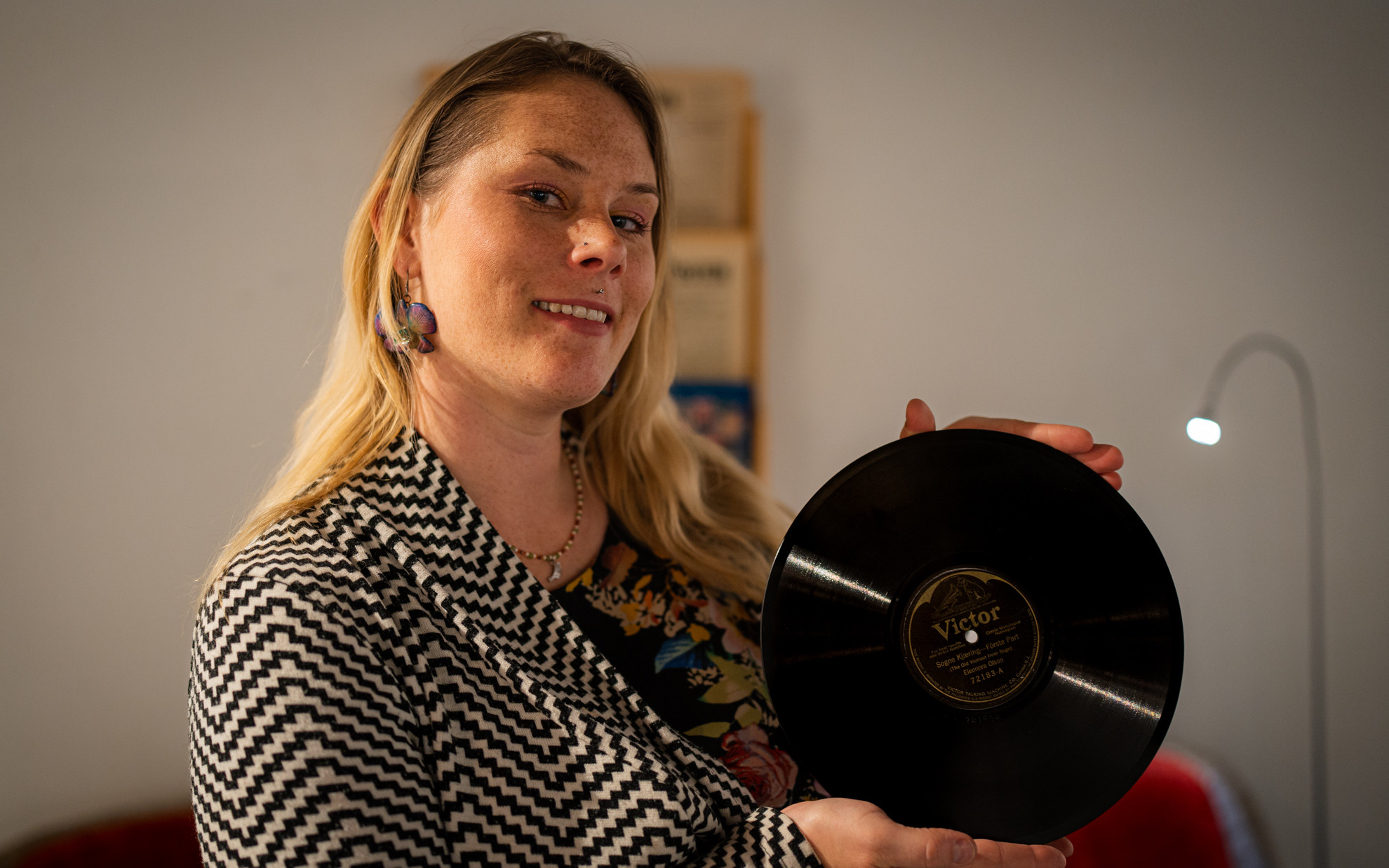 Kvinne held opp LP-plate
