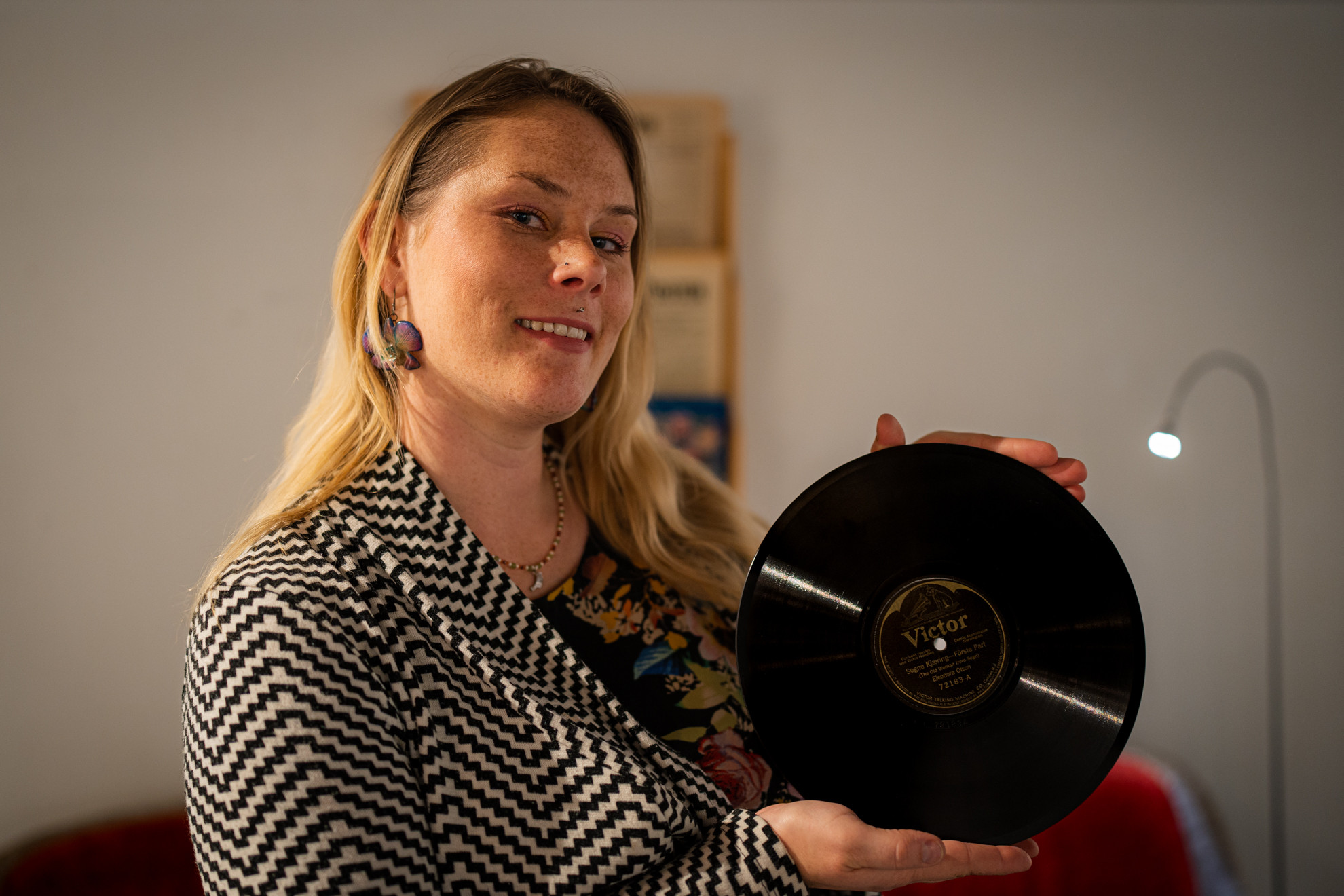 Kvinne held opp LP-plate.