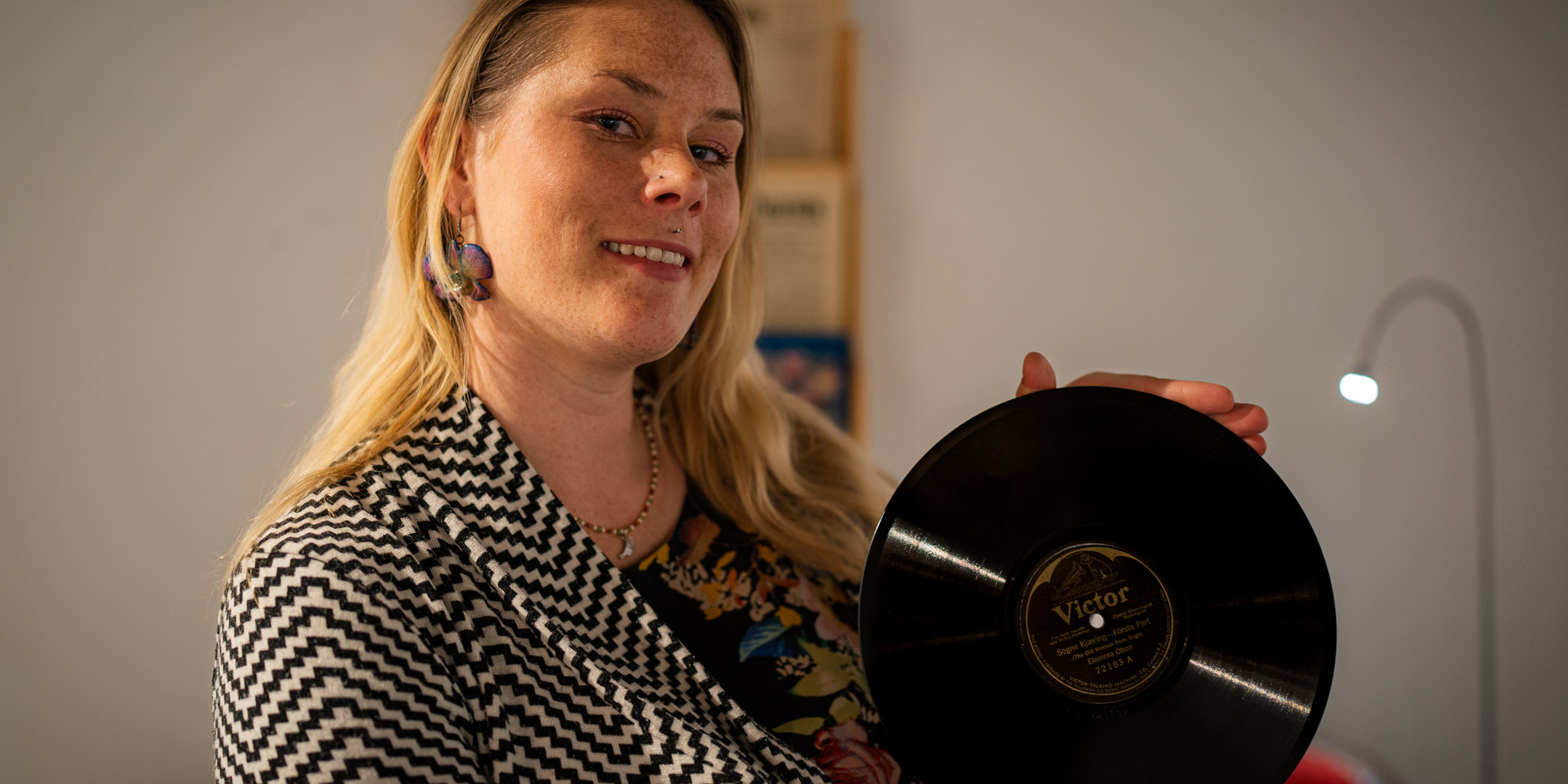 Kvinne held opp LP-plate.