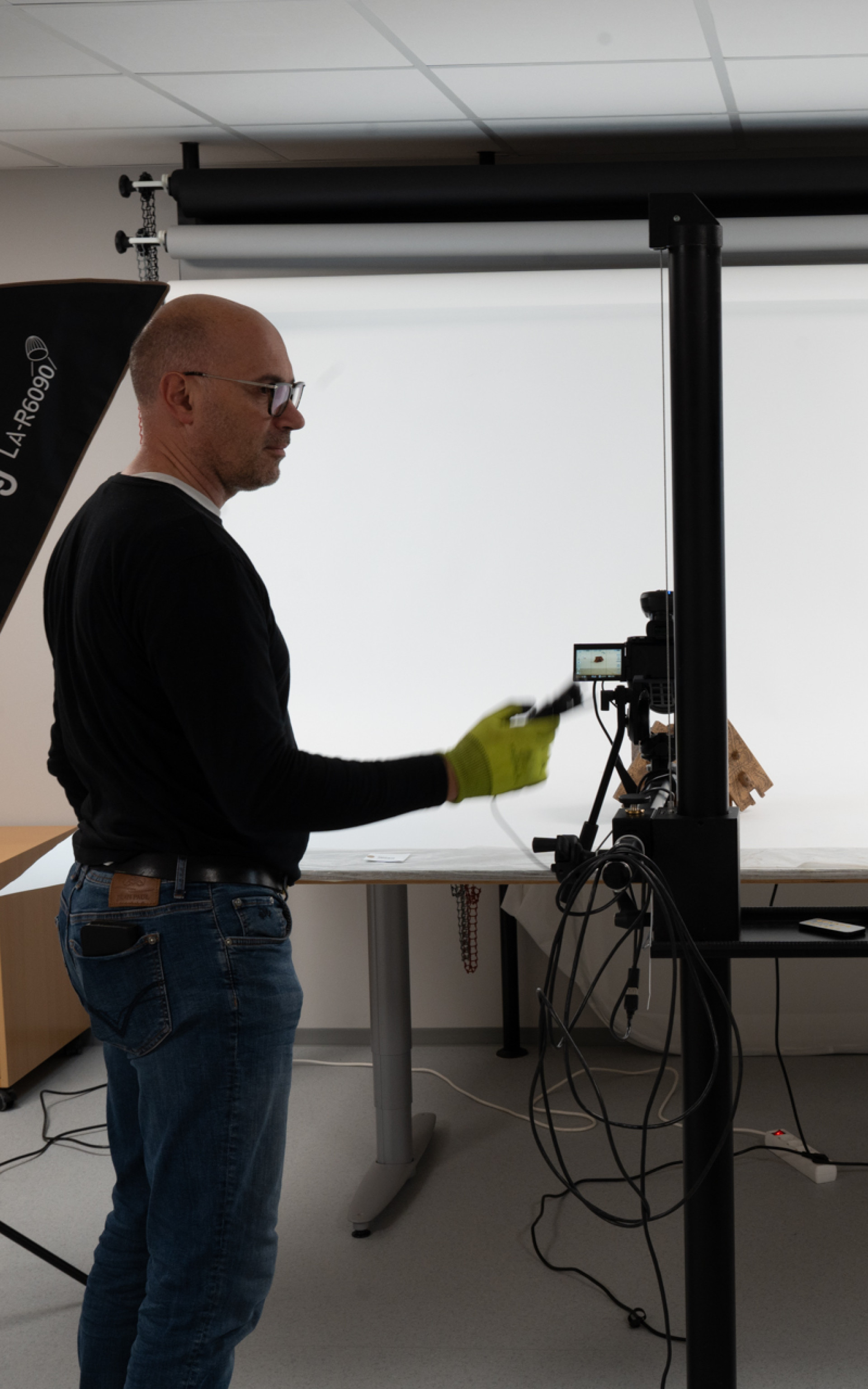 Mann i fotostudio med mange blitslamper.