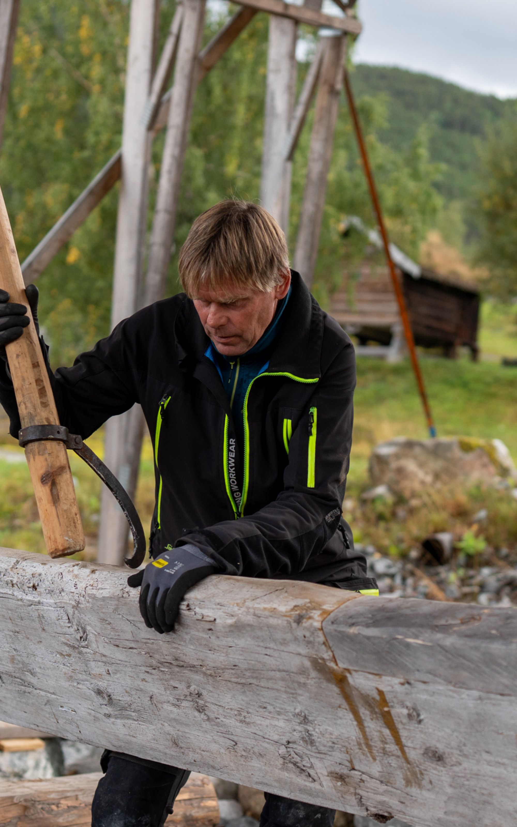 Mann snurr stokk med stokkvendar.