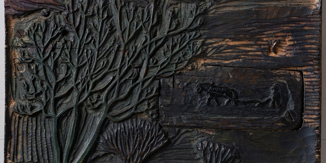 Mørk trykkplate som viser utskjæring av skog og mann med hest og plog.