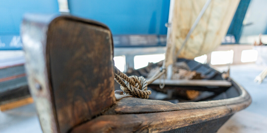 Nærbilde av baugen på ein tjørebredd trebåt.