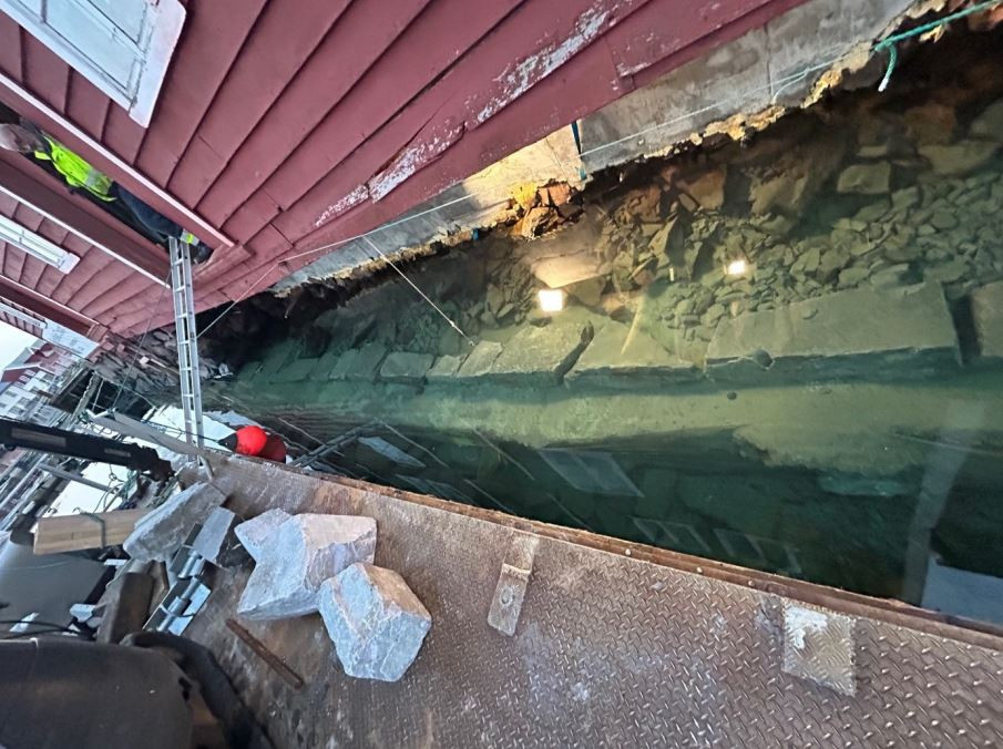 Muring på betongfundament under vatn.