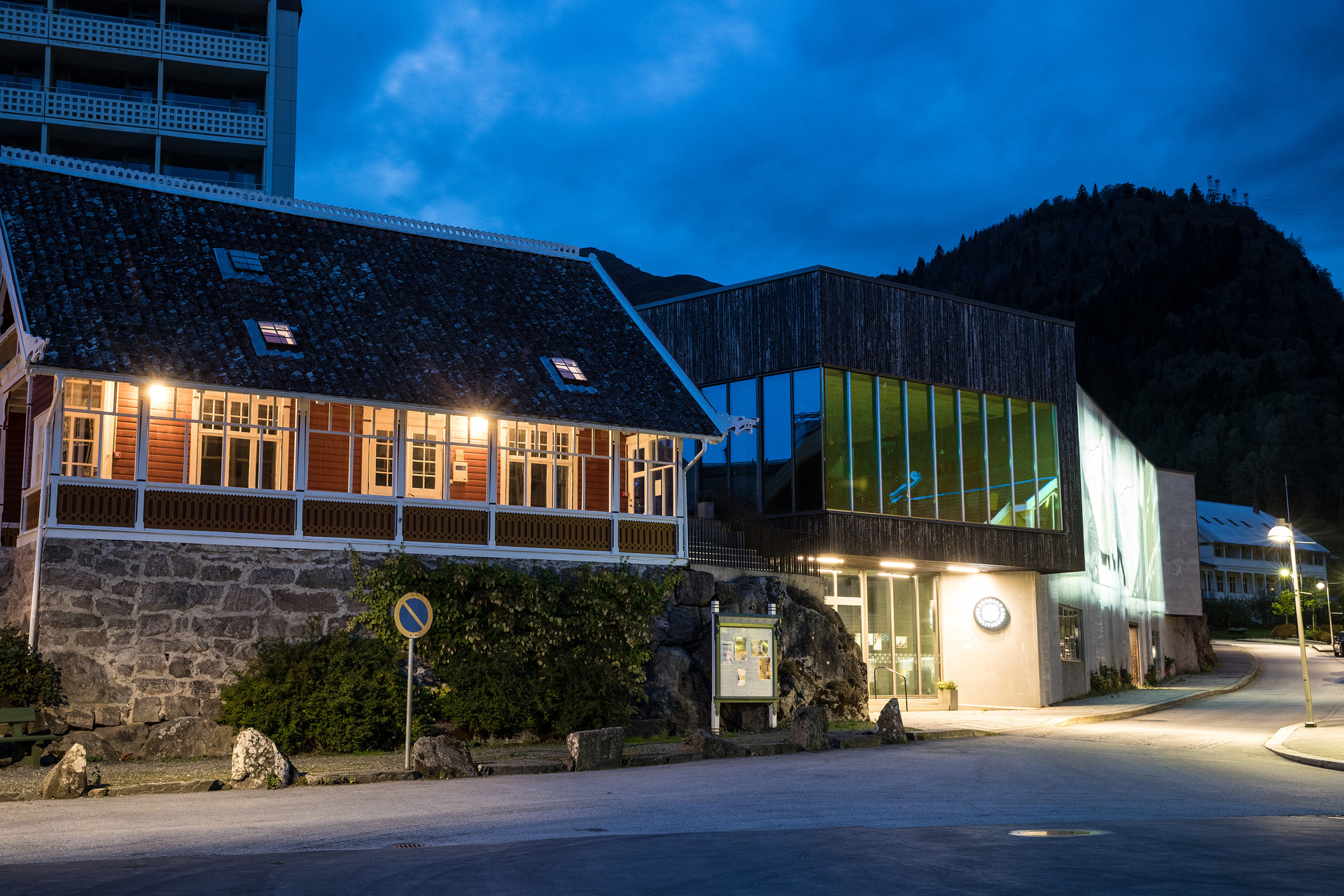 Fasaden av Reiselivsmuseet i Balestrand i den blå timen.