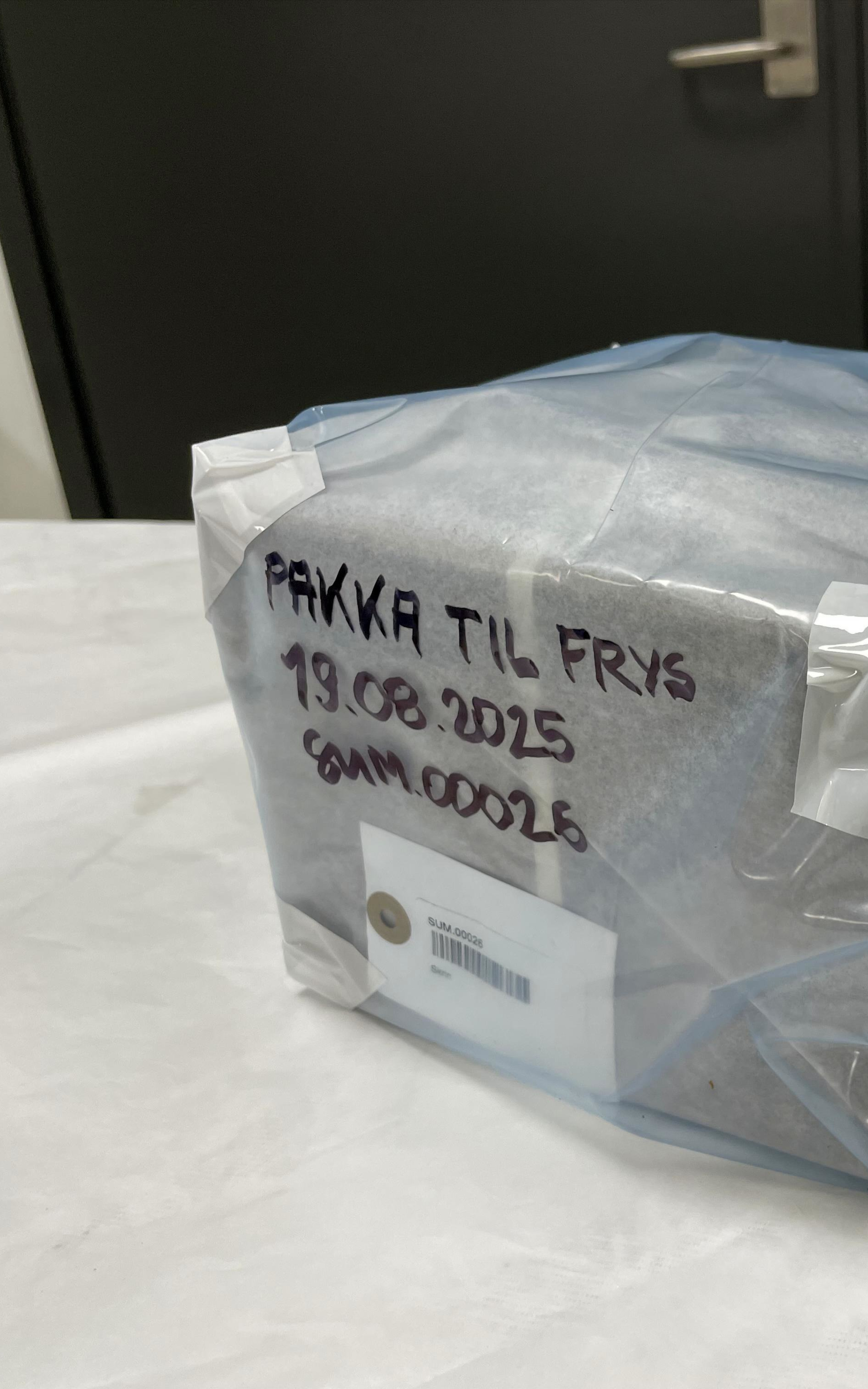 skrinet pakka inn i plast og godt merka.