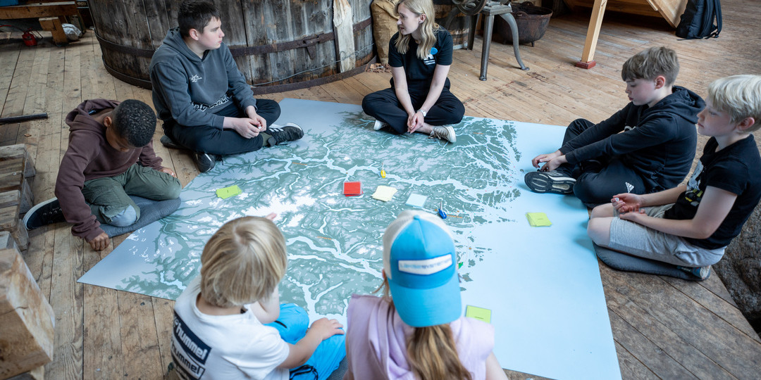 Elevar og lærar spelar spel på Kystmuseet.