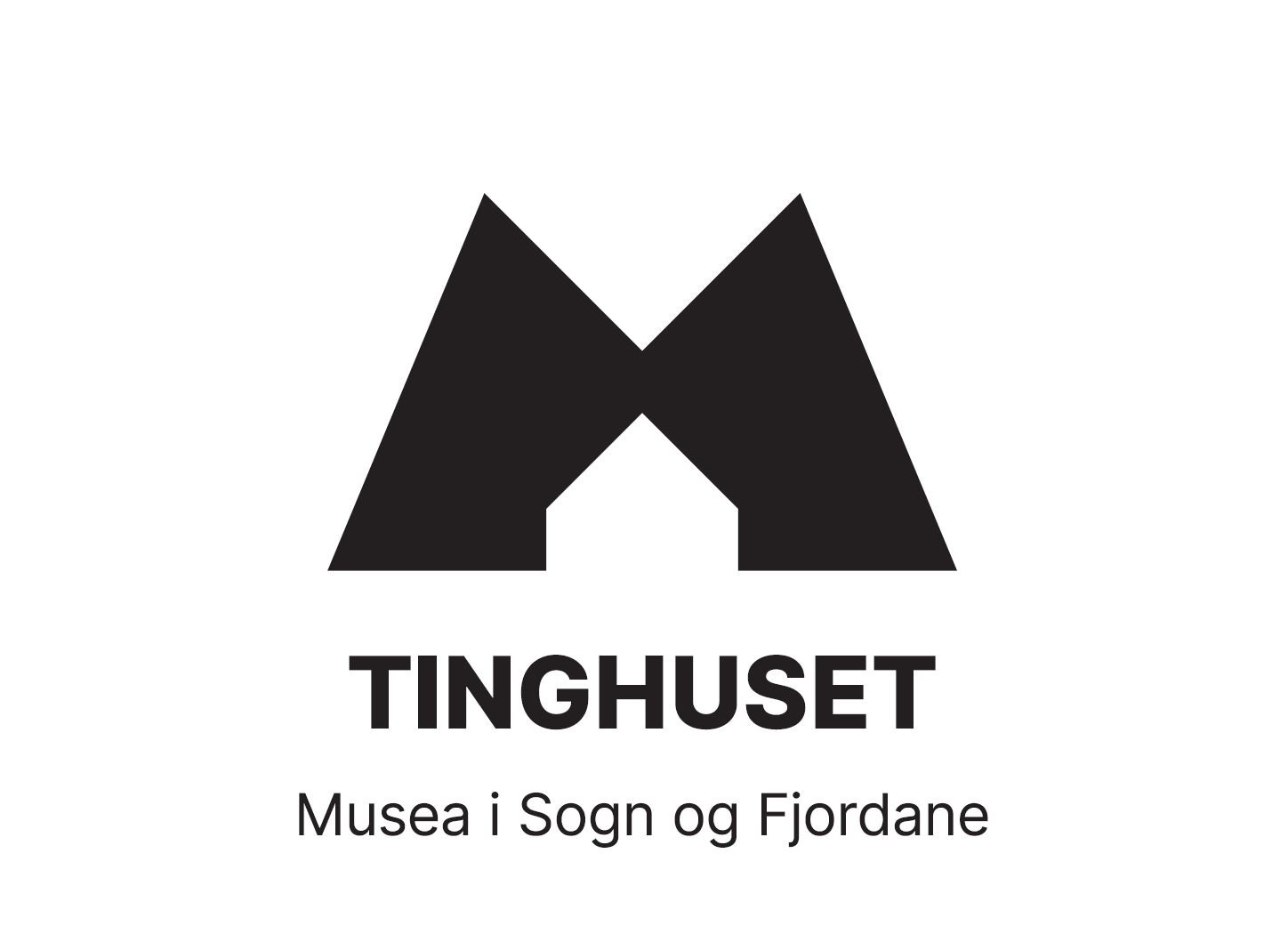 Logo er ein stor M over teksten Tinghuset Musea i Sogn og Fjordane.