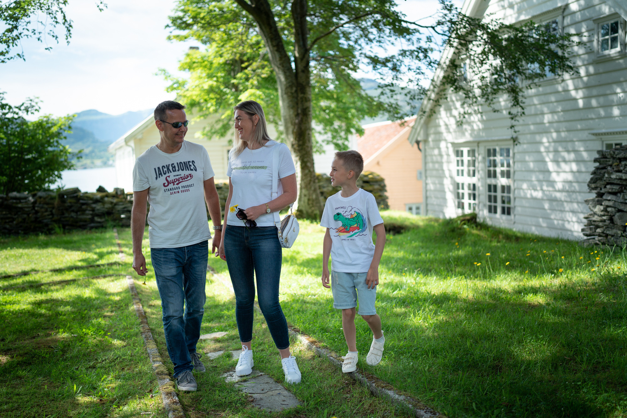 Besøkande kosar seg i hagen på Vågsberget.