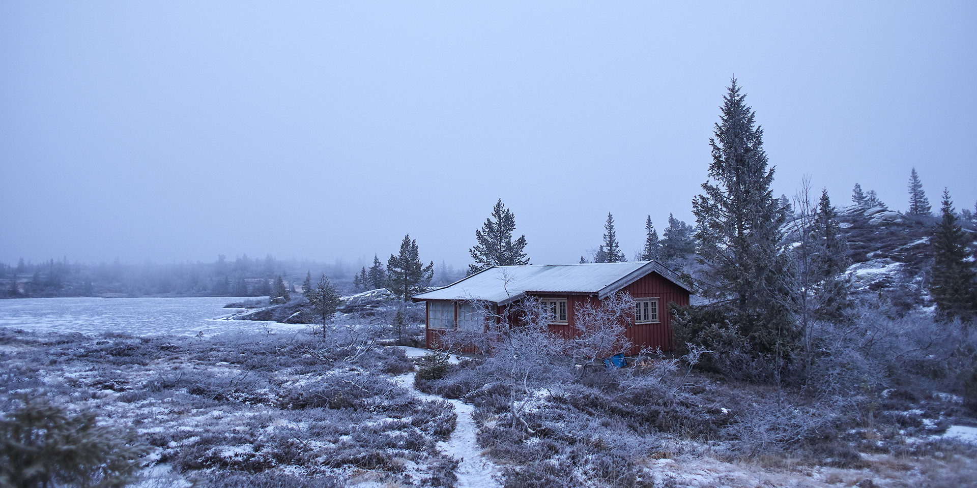 Lita raudmalt hytte på fjellet.