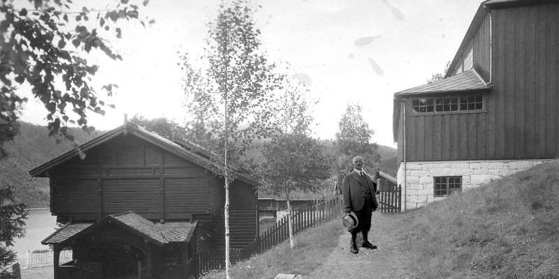 de-heibergske-samlinger/heiberg_pa_tunet.jpeg.