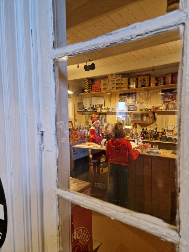 de-heibergske-samlinger/krambua-julebutikk-dhs.jpg.