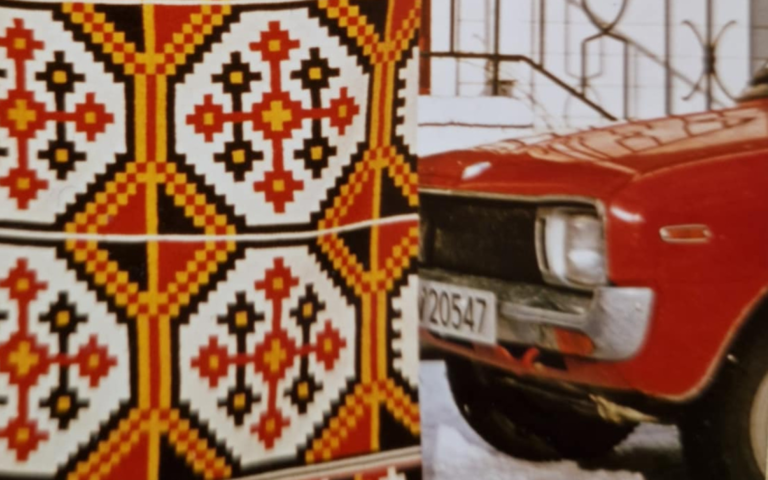 foto av tekstil med bil til høgre med rød farge