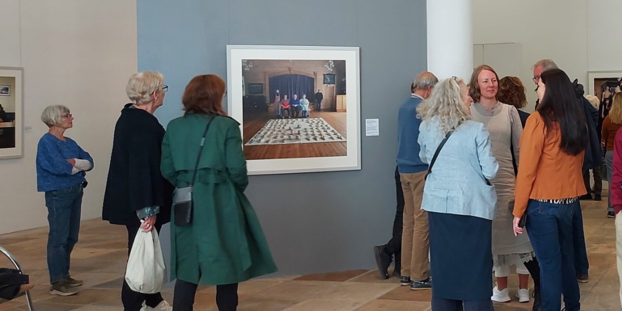 Mennesker i utstillingslokale for kunst.