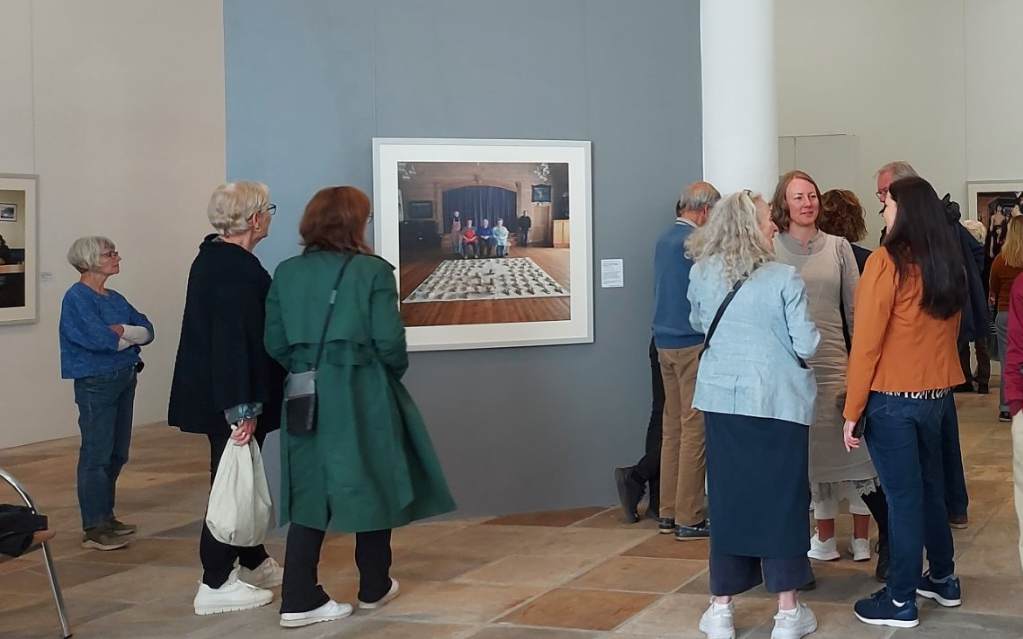 Mennesker i utstillingslokale for kunst