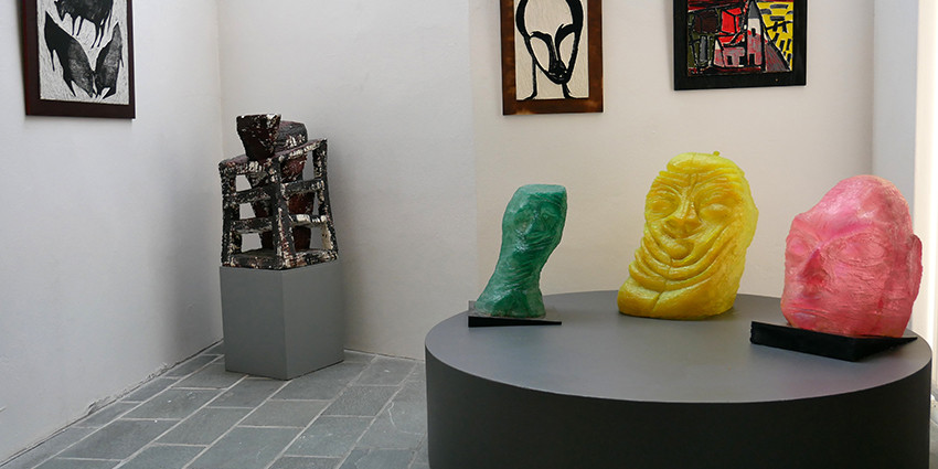 Utstilling med skulpturer og avstøpte trykkplater.