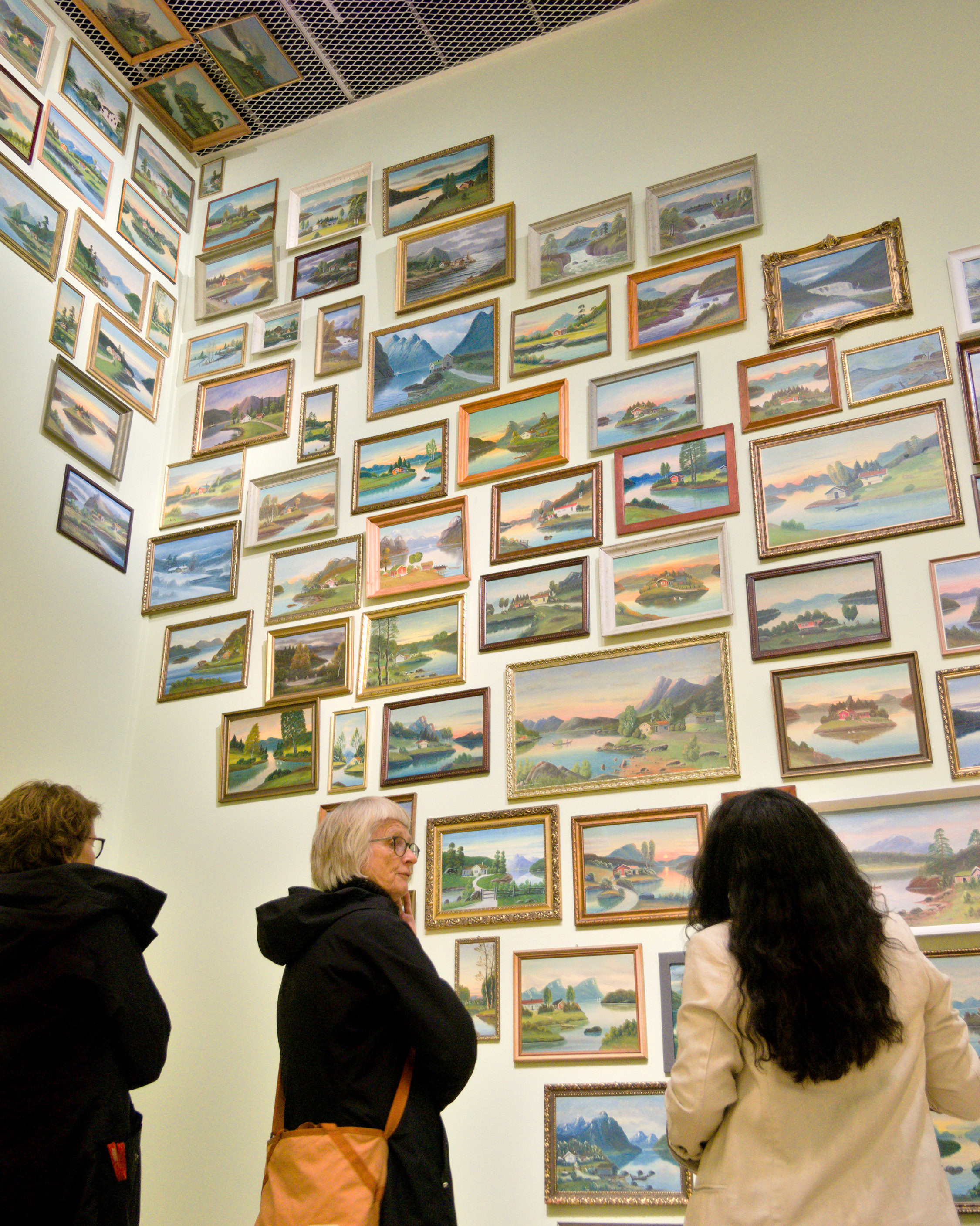 Hundre strandamåleri på veggen i Høgsalen (utstillingssal i museets første etasje).