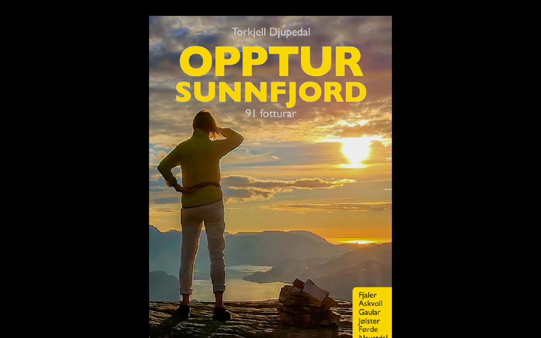 Bilde av boka "Opptur Sunnfjord", viser ei dame på fjelltopp som ser mot horisonten og solnedgang