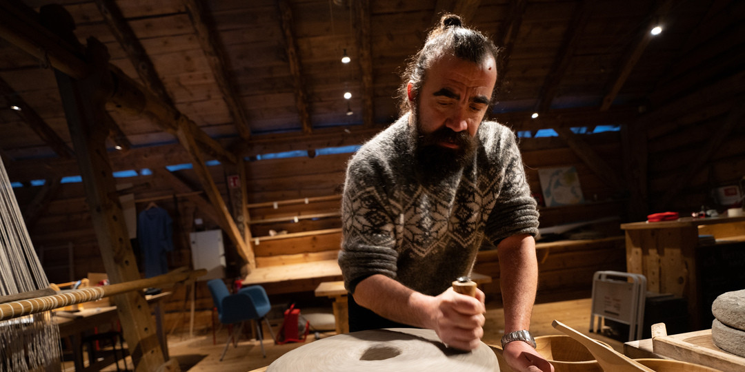 mann dreg handmølle