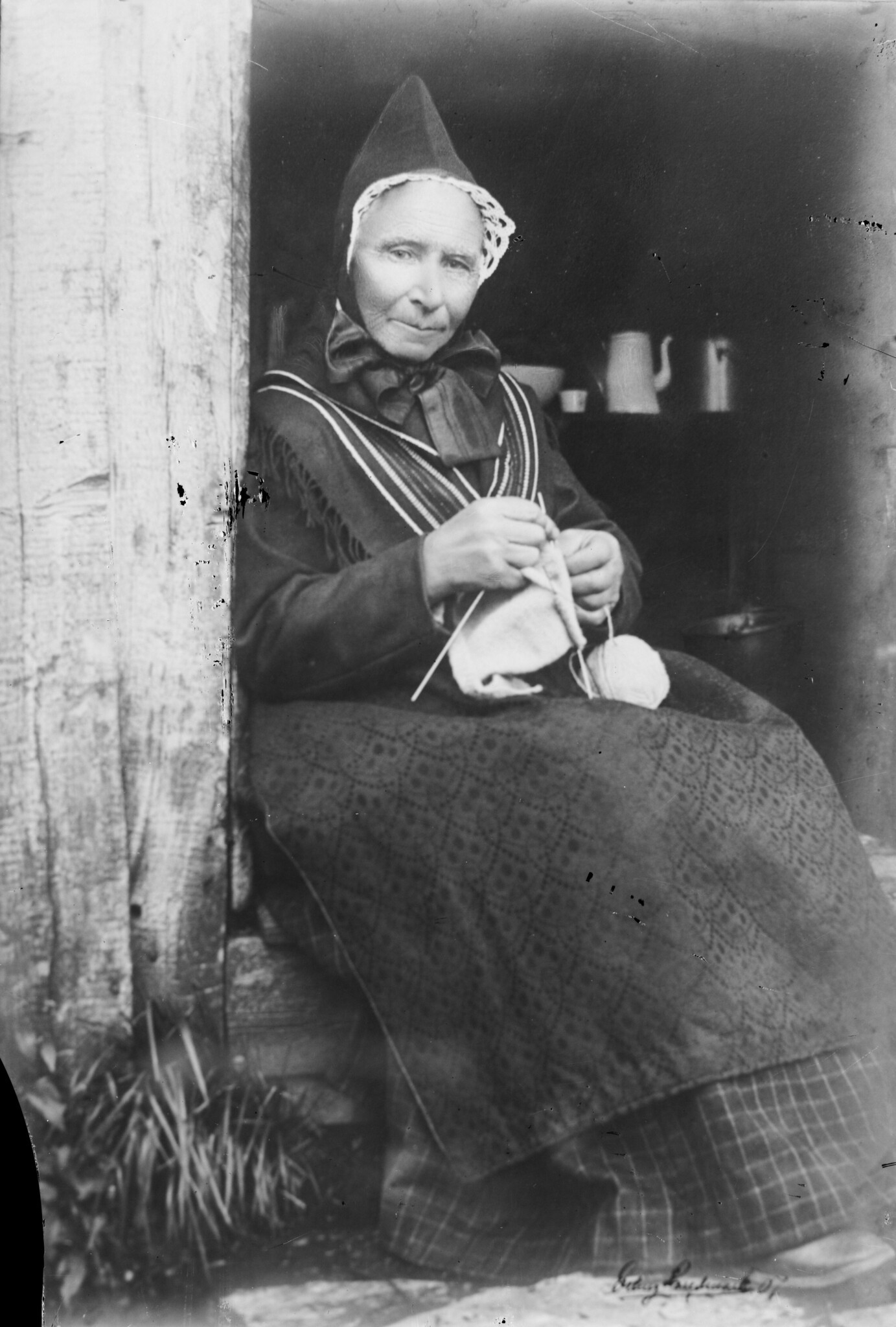 kystmuseet/historiskefoto/sunnfjordkvinne-som-strikkar.jpg.
