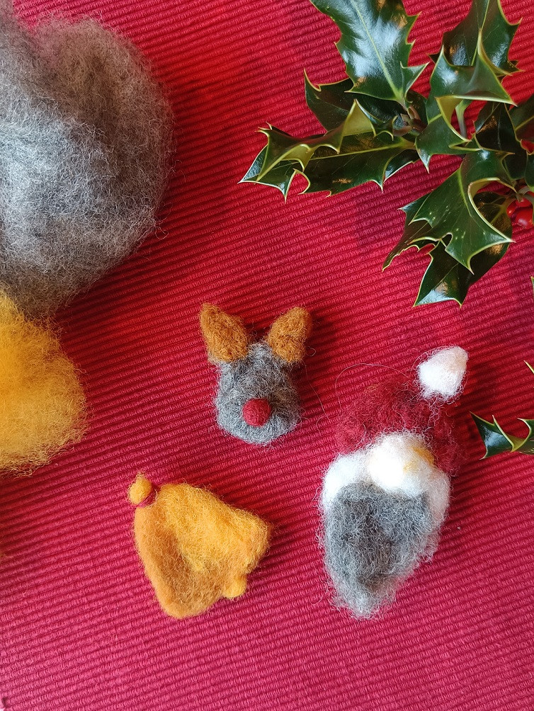 Tre små nålefilta figurar i ull med juletema.