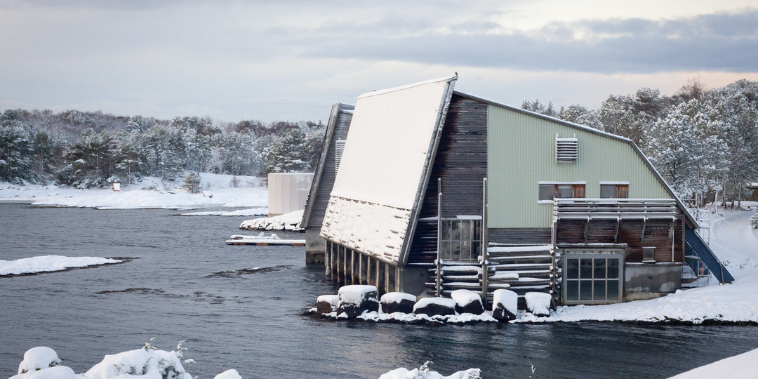 Kystmuseet i vinterlandskap.